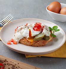 Pocheuse à œufs – Cuisson à œufs pochés avec supports à anneaux, en  silicone de qualité alimentaire, anti-adhésif, pour pocher les œufs au  micro-ondes ou sur la cuisinière, avec brosse à huile
